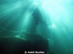 plongeur en contre-plongée à contre jour (Verzasca) by André Bruchez 